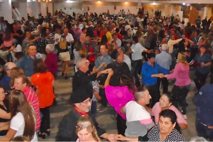 Más de 500 adultos mayores se aglomeraron en una fiesta de bailes típicos