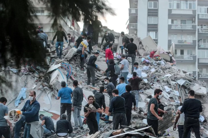 Suman 114 los muertos por el sismo en Turquía y no se buscan más sobrevivientes