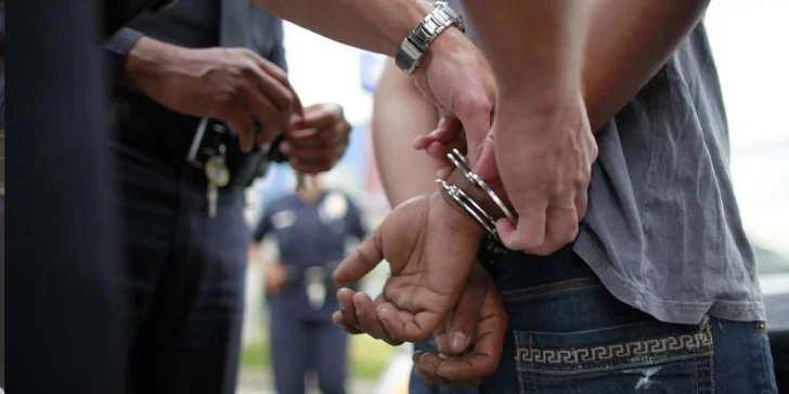 Le mordió el pene a un hombre en plena calle después de que piropeara a su novia Le mordió el pene a un hombre en plena calle después de que piropeara a su novia