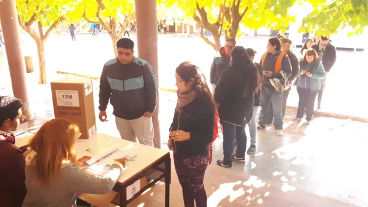 Con el calorcito, la gente acudió a las urnas: hasta las 12 votó el 35% del padrón Con el calorcito, la gente acudió a las urnas: hasta las 12 votó el 35% del padrón