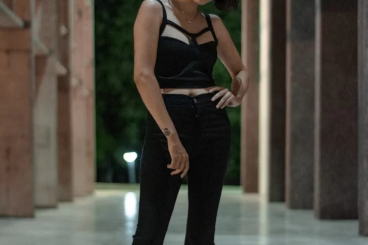 Una artista con luz verde