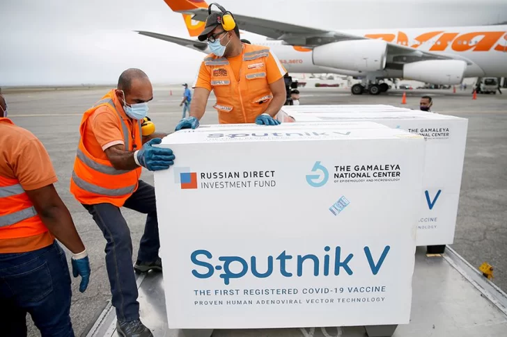 Preparan un nuevo vuelo a Moscú para buscar 500.000 dosis de la Sputnik V