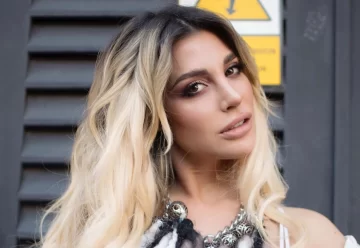 Stefy Xipolitakis se mostró desnuda en la cama y sus fans elogiaron su cola