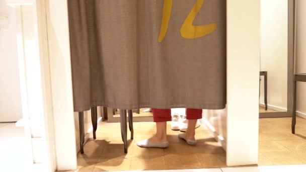 Abusó de una adolescente que se estaba probando ropa en su local Abusó de una adolescente que se estaba probando ropa en su local