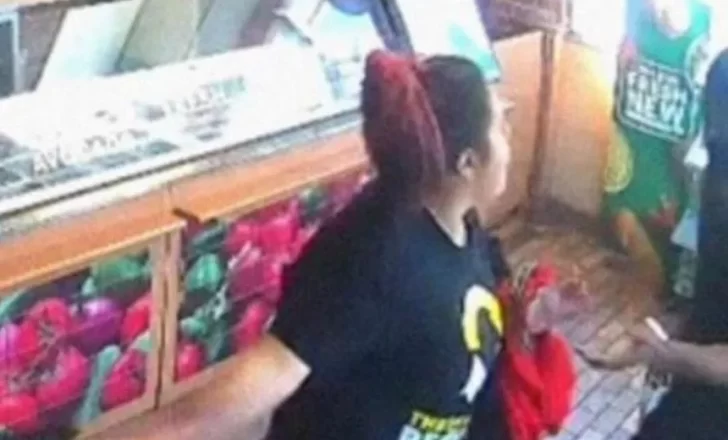 Una empleada de restaurante desarmó a un ladrón y frustró el asalto, pero sus jefes la echaron Una empleada de restaurante desarmó a un ladrón y frustró el asalto, pero sus jefes la echaron