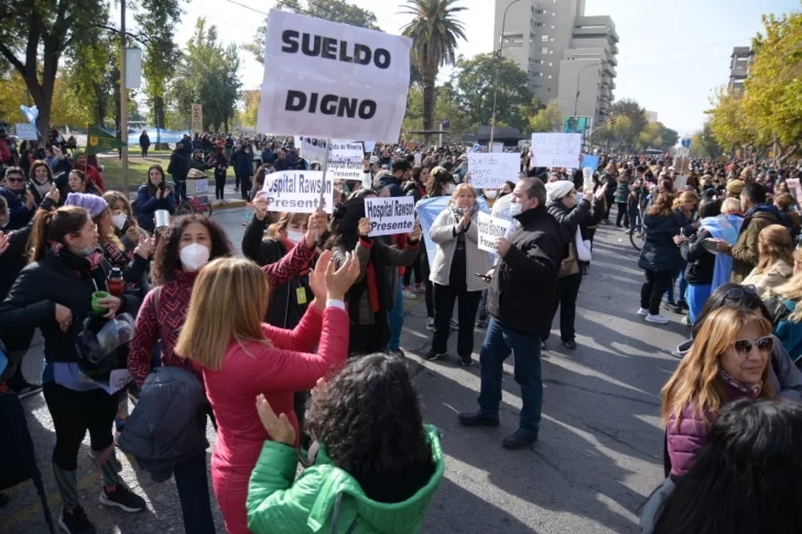 Trabajadores de salud se manifestaron frente al Hospital Marcial Quiroga y en el Centro Cívico