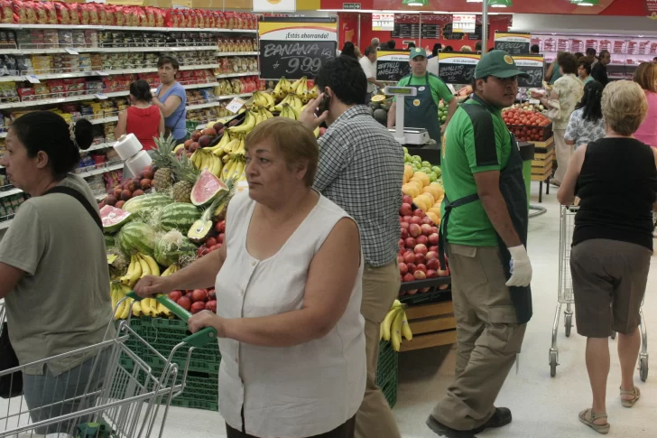 Según el Indec, cayeron por tercer mes consecutivo las ventas en supermercados