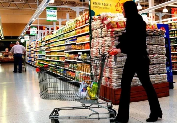 Multaron a un supermercado por diferencias entre el precio exhibido y el que cobran en caja