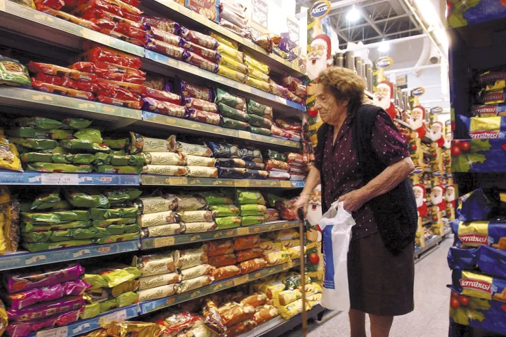 Las ventas en supermercados anotaron en agosto la quinta caída mensual consecutiva