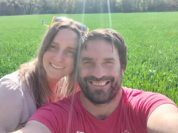 Sacaron a sus hijas del colegio privado y las anotaron en una escuela rural Sacaron a sus hijas del colegio privado y las anotaron en una escuela rural