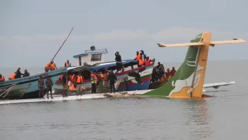 Al menos 19 personas murieron al caer un avión en un lago de Tanzania Al menos 19 personas murieron al caer un avión en un lago de Tanzania