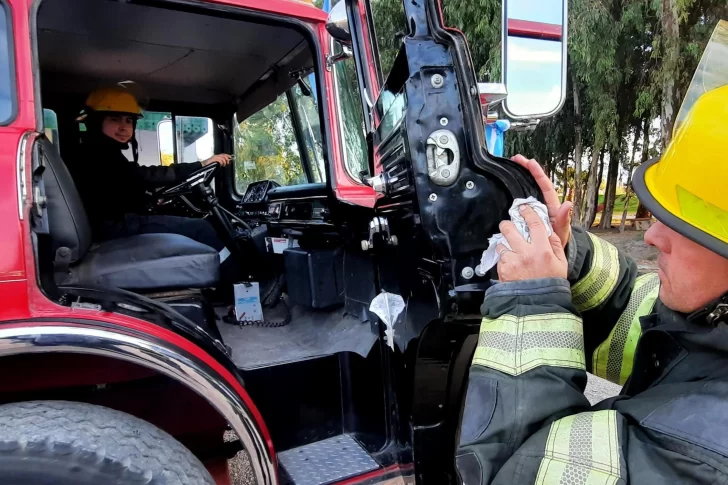 Por un cortocircuito, una mujer de 63 años  perdió el techo de su quincho y una heladera