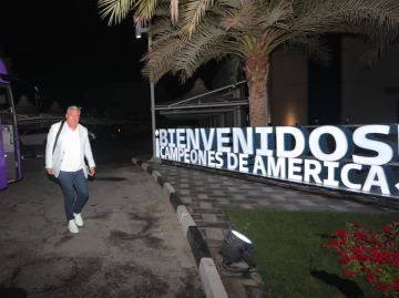 De la Difunta Correa a Qatar: Tapia bromeó con los kilómetros recorridos al llegar al país del Mundial De la Difunta Correa a Qatar: Tapia bromeó con los kilómetros recorridos al llegar al país del Mundial