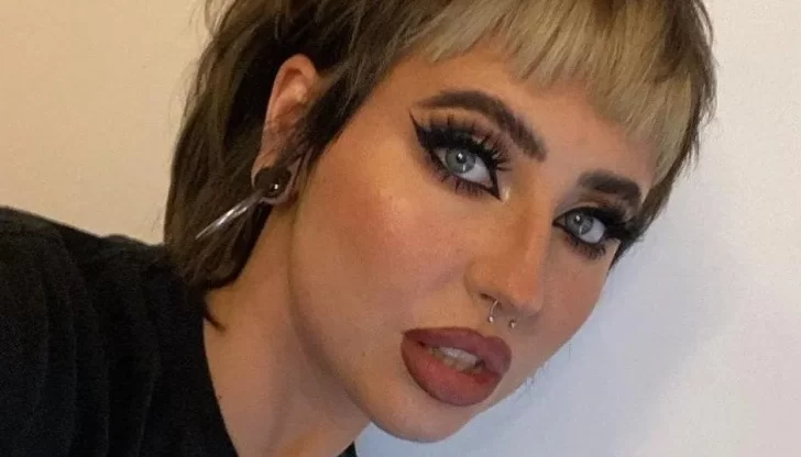 Aburrida por la cuarentena, se tatuó ella misma a Homero Simpson y se hizo viral Aburrida por la cuarentena, se tatuó ella misma a Homero Simpson y se hizo viral