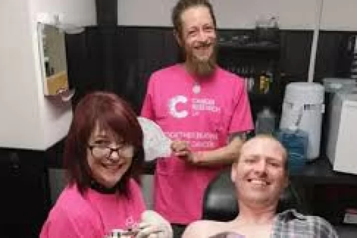 Se hizo un curioso tatuaje para recaudar fondos para la lucha contra el cáncer de mama