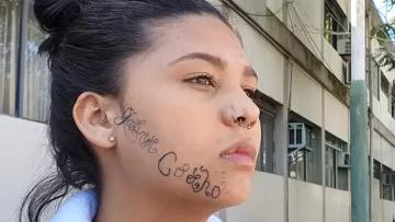 Exnovio la ató de manos y le tatuó su nombre para marcarla como de su “propiedad” Exnovio la ató de manos y le tatuó su nombre para marcarla como de su “propiedad”