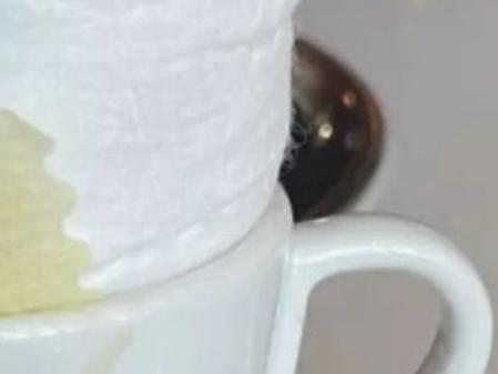 Indignante: un cliente dejó algo aberrante adentro de una taza Indignante: un cliente dejó algo aberrante adentro de una taza