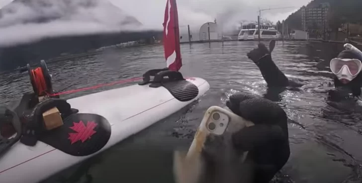 Se le cayó el celular en un lago, lo recuperó a los 6 meses y sigue funcionando Se le cayó el celular en un lago, lo recuperó a los 6 meses y sigue funcionando