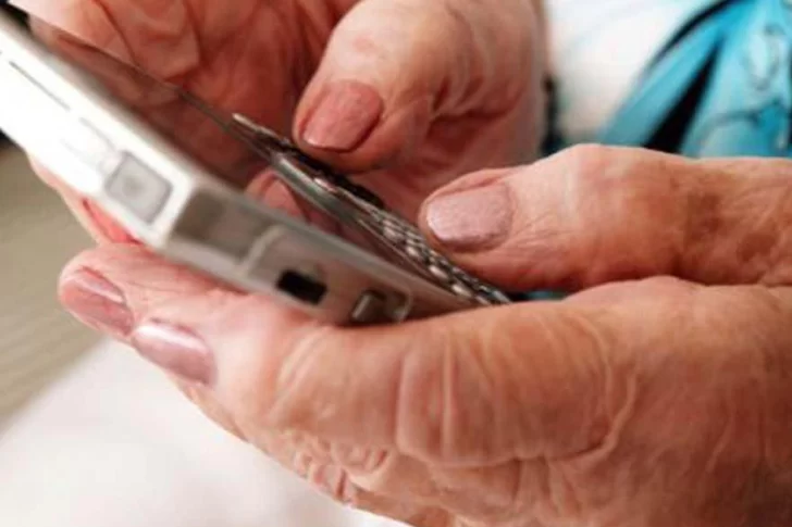 Whatsapp, redes y teléfono, herramientas para que los mayores mantengan contacto