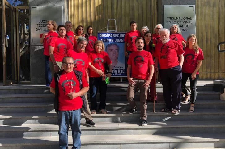 Con el rostro de Raúl Tellechea en el pecho, sus hijos y amigos presentes en el inicio del juicio