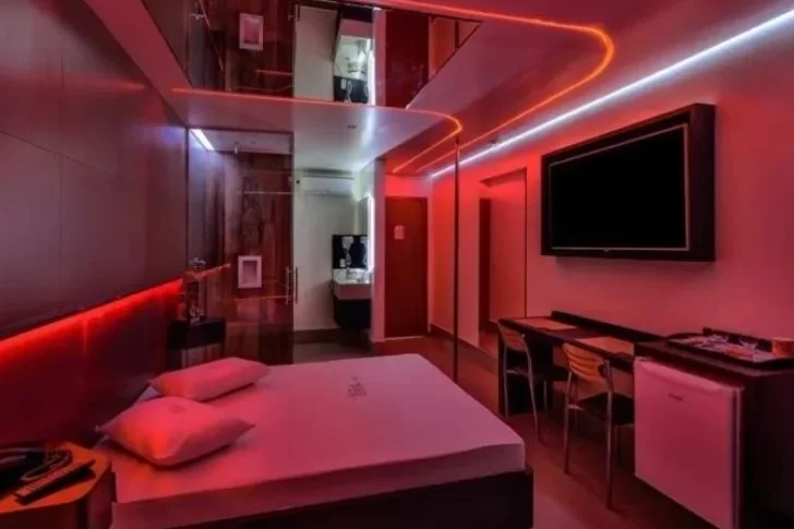 Escándalo en un hotel alojamiento por  el desenfreno y los gritos de placer que terminaron en un papelón