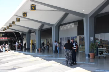 Llegaron colectivos de Jujuy y Salta: no dejaron bajar a los pasajeros y los hicieron volver Llegaron colectivos de Jujuy y Salta: no dejaron bajar a los pasajeros y los hicieron volver