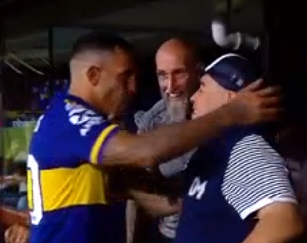 El “pico” entre Diego Maradona y Carlos Tevez