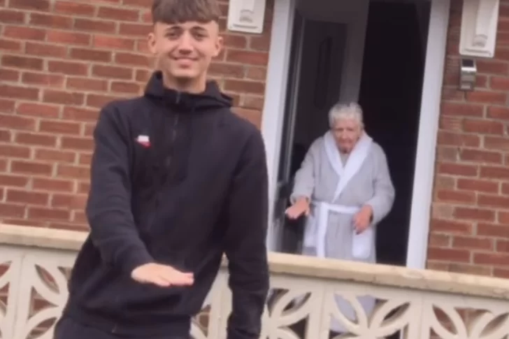 Grabó un tierno TikTok con su abuela cuando fue a llevarle comida