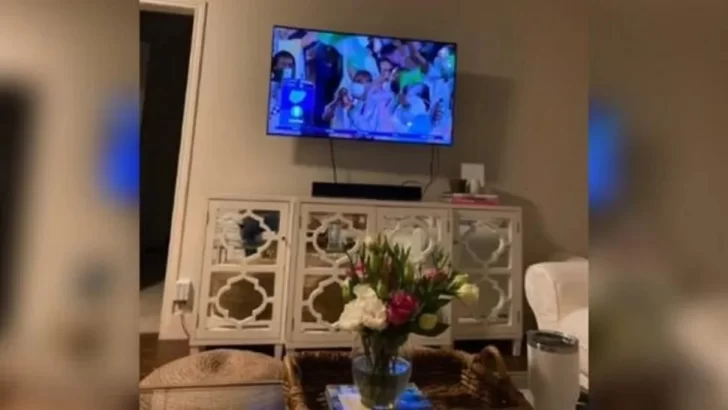 Se dio cuenta que su novio le era infiel por un detalle en la foto que él le mandó “viendo los JJOO” Se dio cuenta que su novio le era infiel por un detalle en la foto que él le mandó “viendo los JJOO”