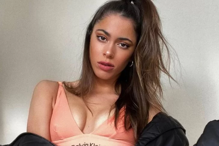¡OMG! Tini festejó sus 24 con un vestido abierto desde el pecho hasta el tobillo