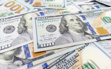 Para que no vendan sus dólares en el mercado negro, anuncian caja de ahorro para turistas