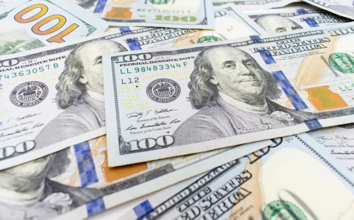 Para que no vendan sus dólares en el mercado negro, anuncian caja de ahorro para turistas