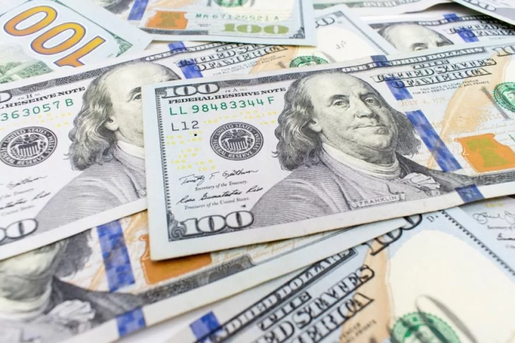 Para que no vendan sus dólares en el mercado negro, anuncian caja de ahorro para turistas