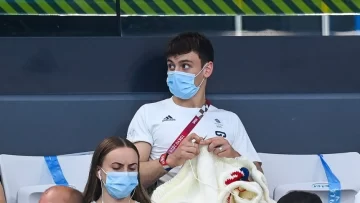 Tom Daley, el olímpico que teje en las tribunas con un fin benéfico Tom Daley, el olímpico que teje en las tribunas con un fin benéfico