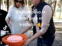 El gracioso desmolde de una torta de un grupo de amigas El gracioso desmolde de una torta de un grupo de amigas
