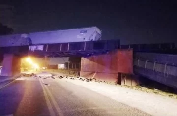 Un puente colapsó y un tren de carga se vino abajo en la entrada a Rosario