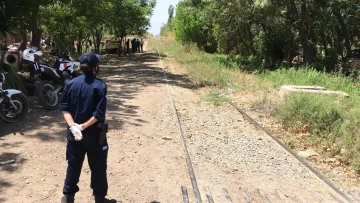 El nene quiso colgarse, resbaló y cayó sobre la vía: está grave, con amputación de ambos pies El nene quiso colgarse, resbaló y cayó sobre la vía: está grave, con amputación de ambos pies