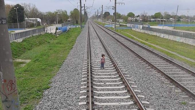 Milagro: así frenó un motorman para evitar atropellar al nene en las vía Milagro: así frenó un motorman para evitar atropellar al nene en las vía