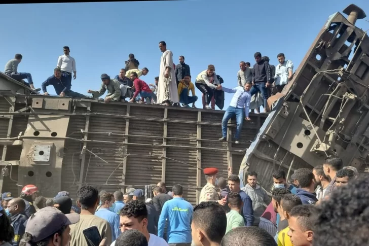 Al menos 32 muertos por un impresionante choque de trenes en Egipto