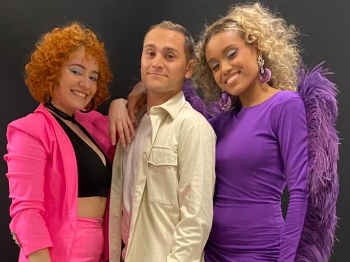 Felicidad multiplicada por tres Felicidad multiplicada por tres