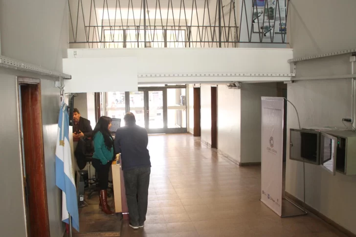 Se robó una moto y quiso llevársela caminando pero no pudo llegar muy lejos