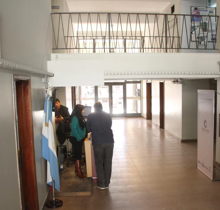 Ingería alcohol en la vereda, comenzó a discutir con una vecina y la atacó con un palo Ingería alcohol en la vereda, comenzó a discutir con una vecina y la atacó con un palo