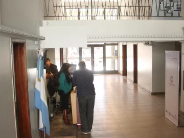 Rompió un portón para robar en una casa: la sorprendieron con una plancha y un bolso Rompió un portón para robar en una casa: la sorprendieron con una plancha y un bolso