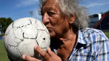 Murió el Trinche Carlovich, el legendario exfutbolista que no quiso ser Maradona Murió el Trinche Carlovich, el legendario exfutbolista que no quiso ser Maradona