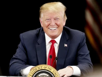 EEUU marca récord de casos de coronavirus pero Trump defiende su gestión