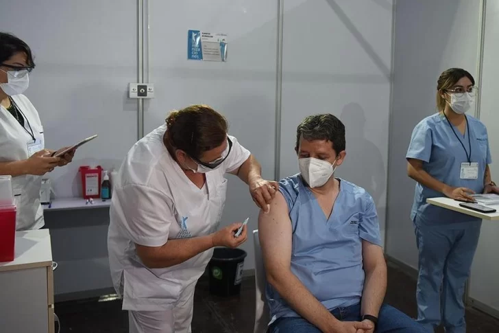 Colocarán una tercera dosis de la vacuna contra el Covid a personal de salud en Tucumán