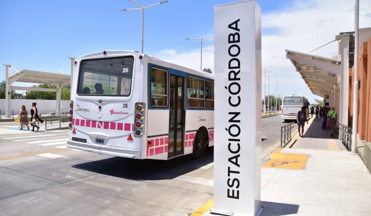 Calor extremo: sólo el 50% de los micros tiene aire acondicionado y dicen que en un año lo tendrán todos Calor extremo: sólo el 50% de los micros tiene aire acondicionado y dicen que en un año lo tendrán todos