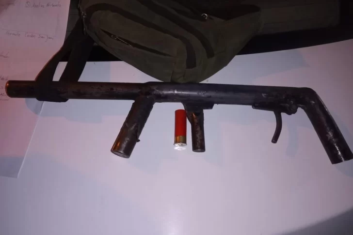 Sorprenden a dos serenos robando 10 bolsas de alimento para cerdos