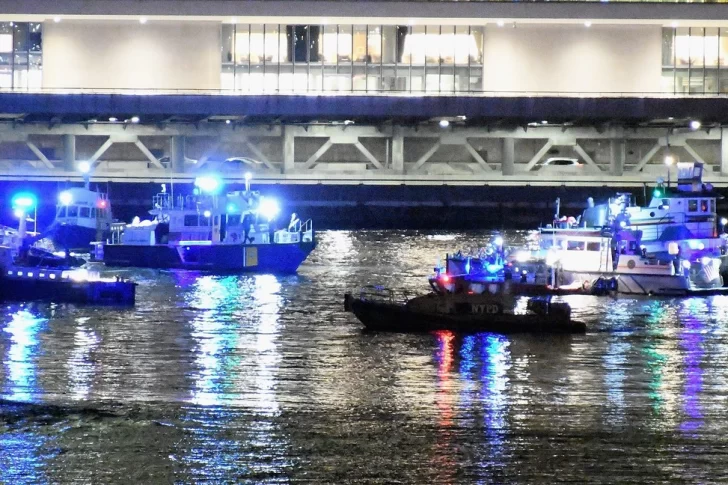 Cinco personas murieron tras la caída de un helicóptero en el East River de Nueva York