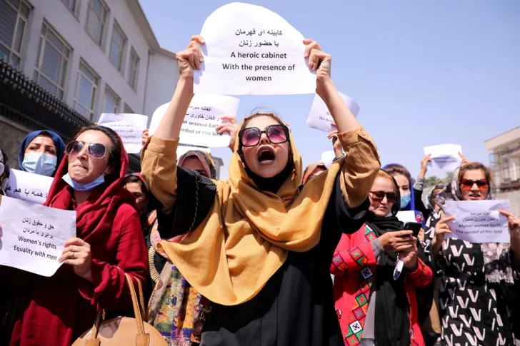 Los talibanes atacaron con gases lacrimógenos y tiros al aire a una nueva marcha de mujeres en Kabul